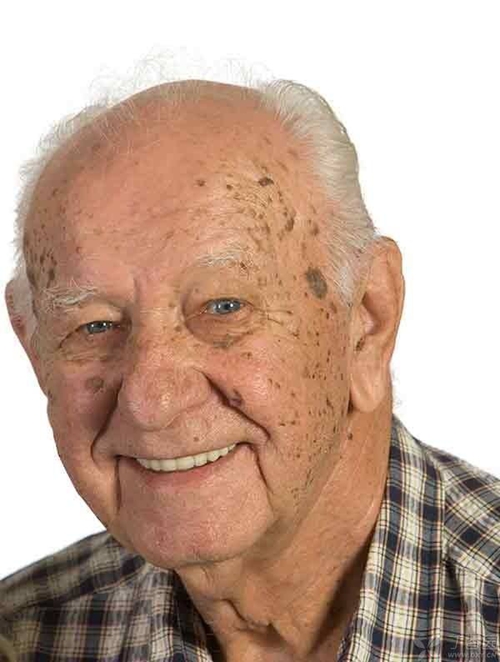 微笑的老年斑老爺爺