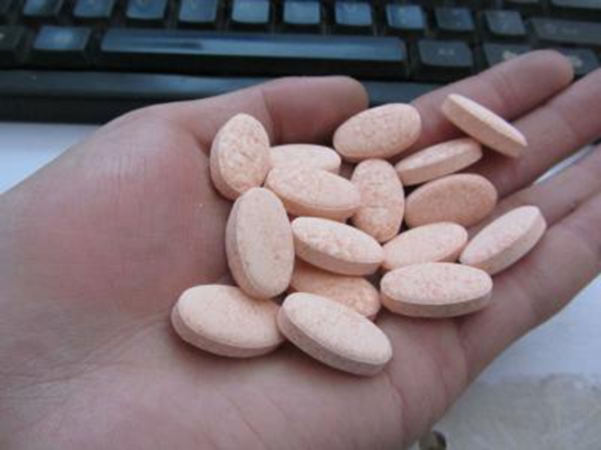 手裡一把安眠藥