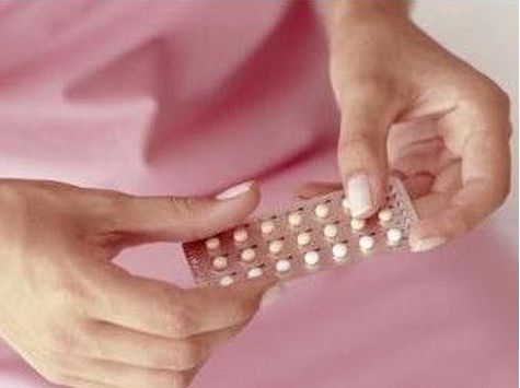 手裡拿著安眠藥的