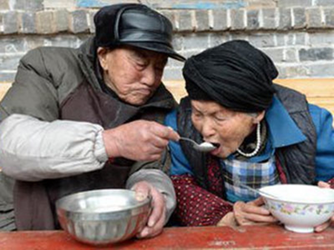 餵食阿爾茨海默病啊患者