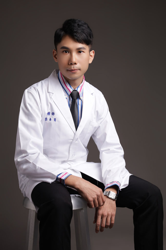 李卓育